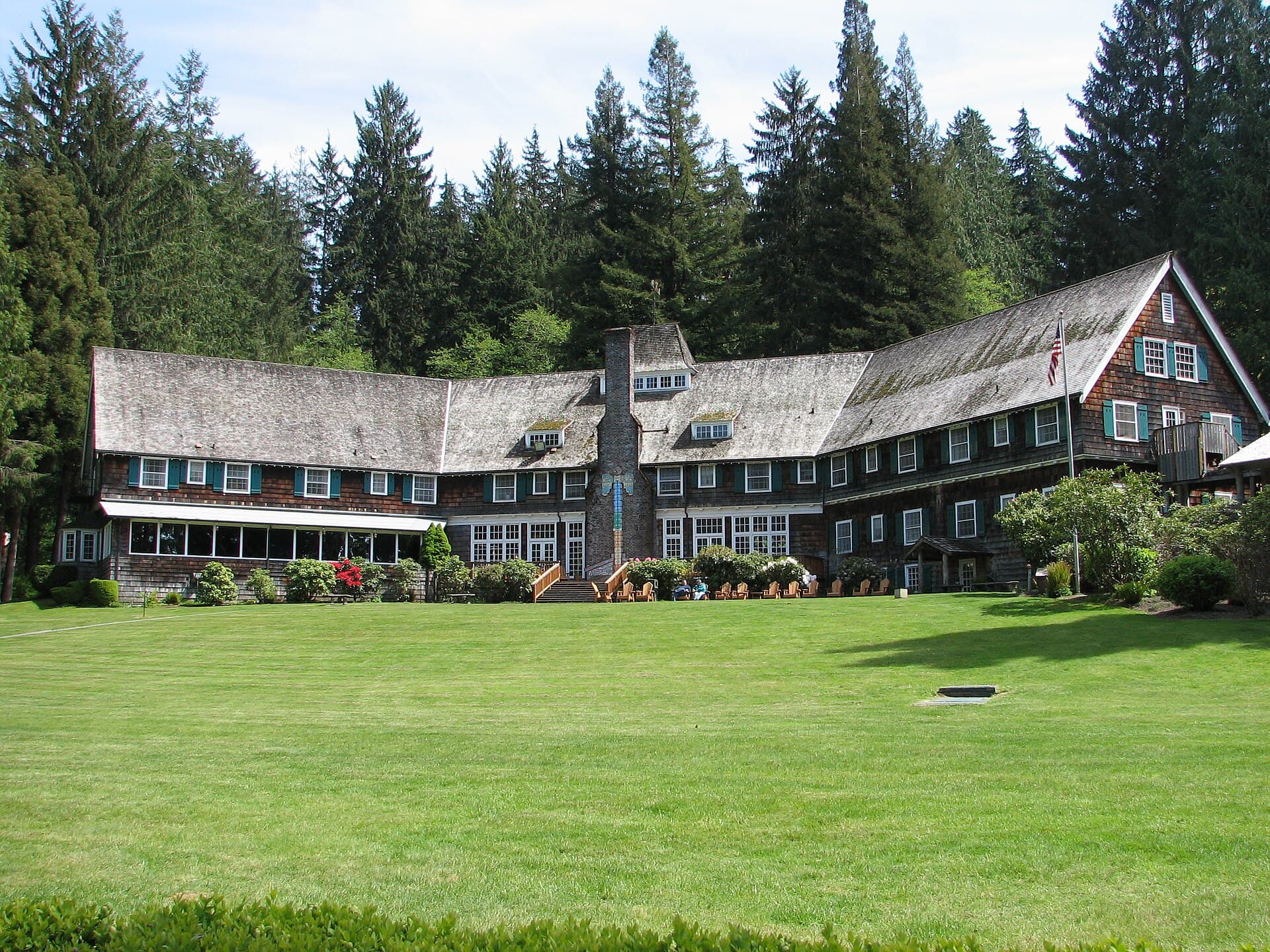 Lake Quinault Lodge (via Wikimedia Commons, CC BY 2.0)