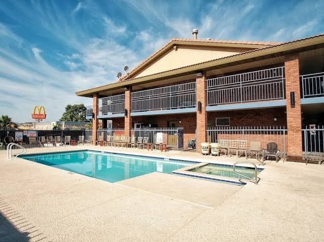The Claridge Inn, Hotel in Saint George