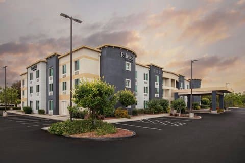 Fairfield Inn & Suites Oakland Hayward, Hotel in Longwood - Winton Grove
