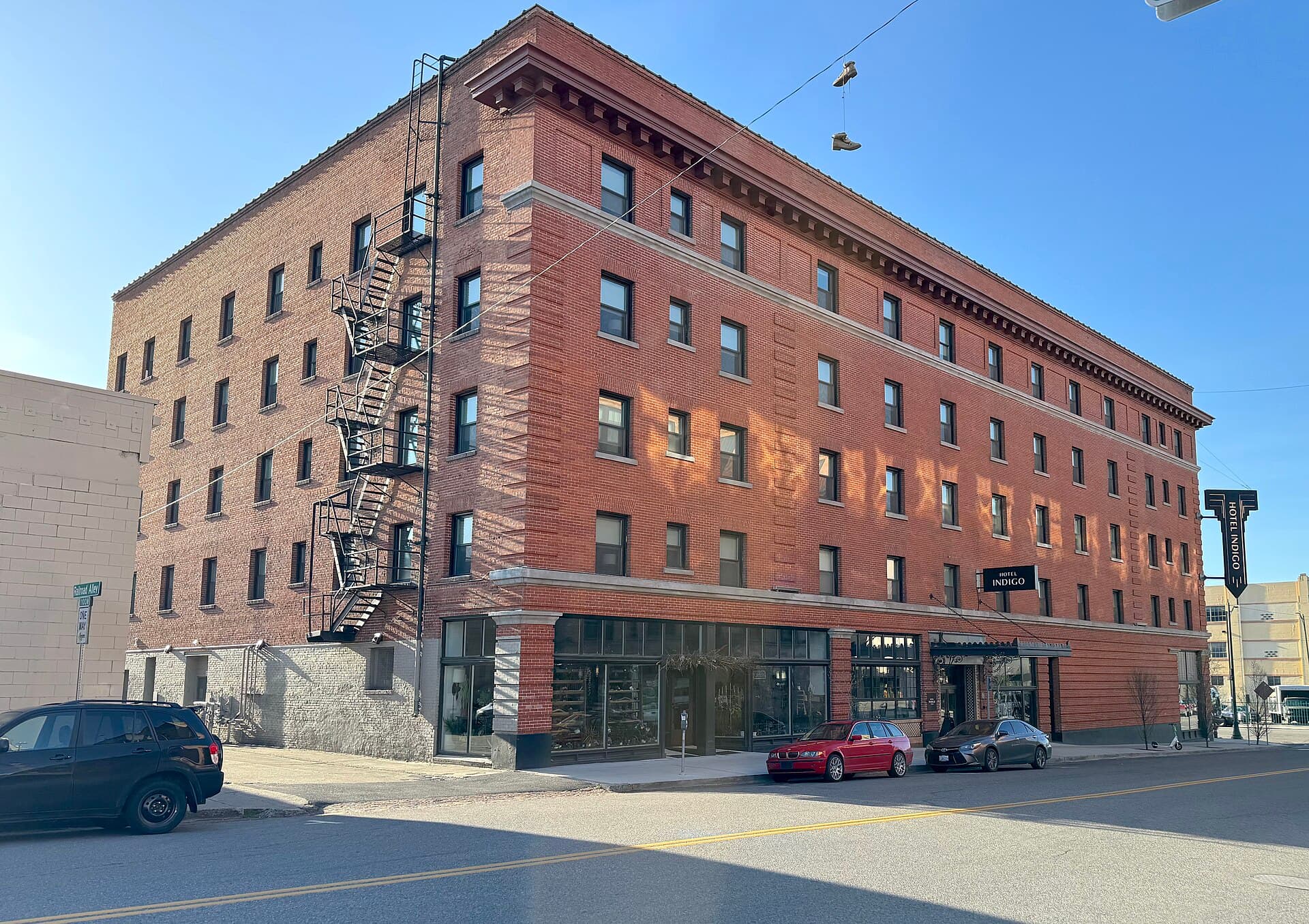 Otis Hotel (via Wikimedia Commons, CC BY-SA 4.0)