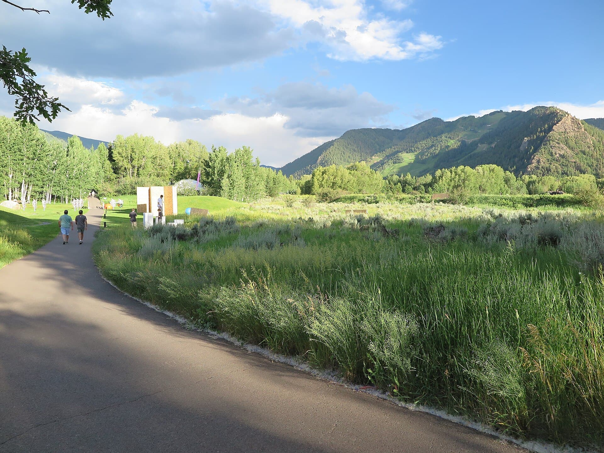 Aspen Meadows Resort (via Wikimedia Commons, CC BY-SA 4.0)