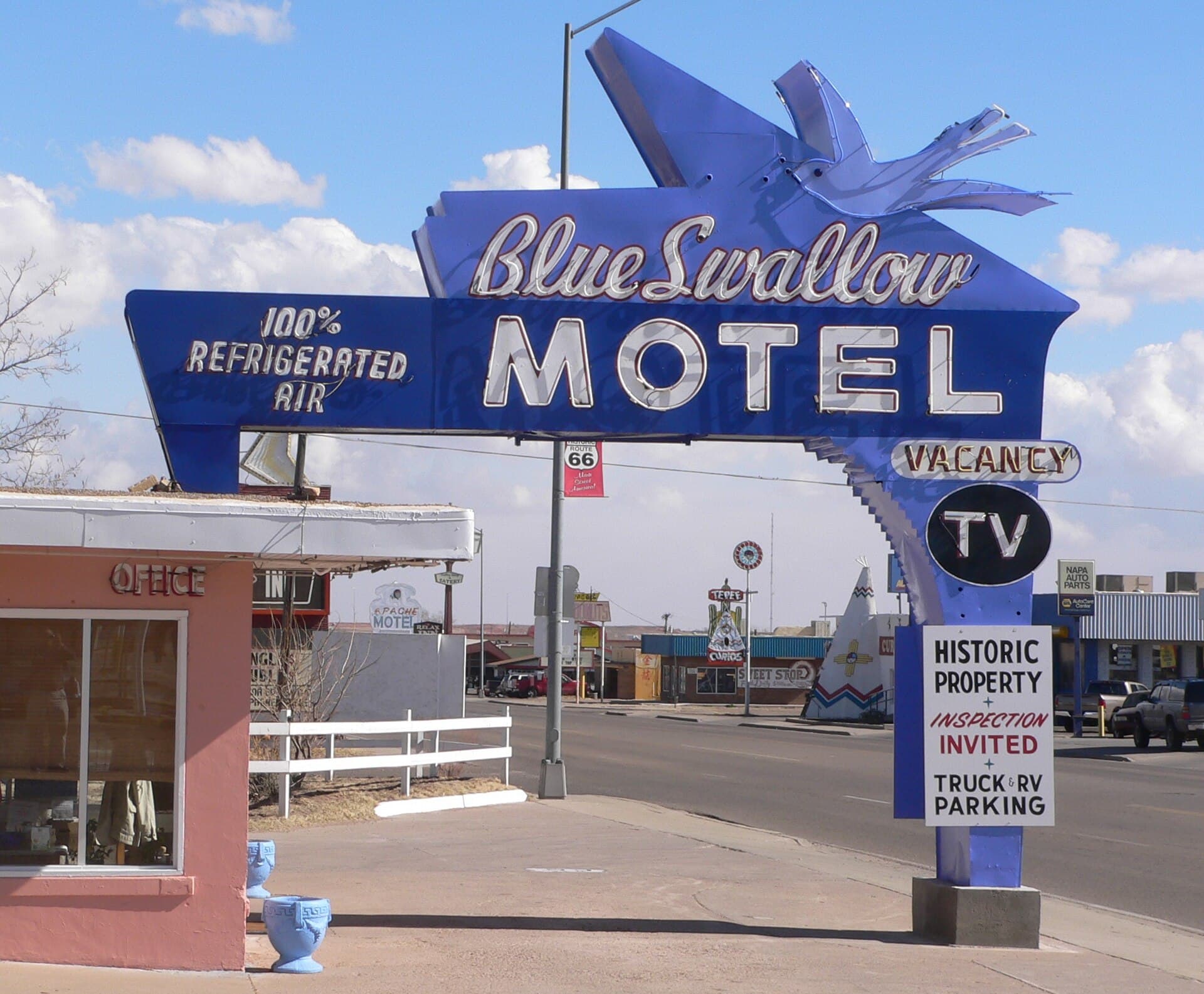 Blue Swallow Motel (via Wikimedia Commons, CC0)