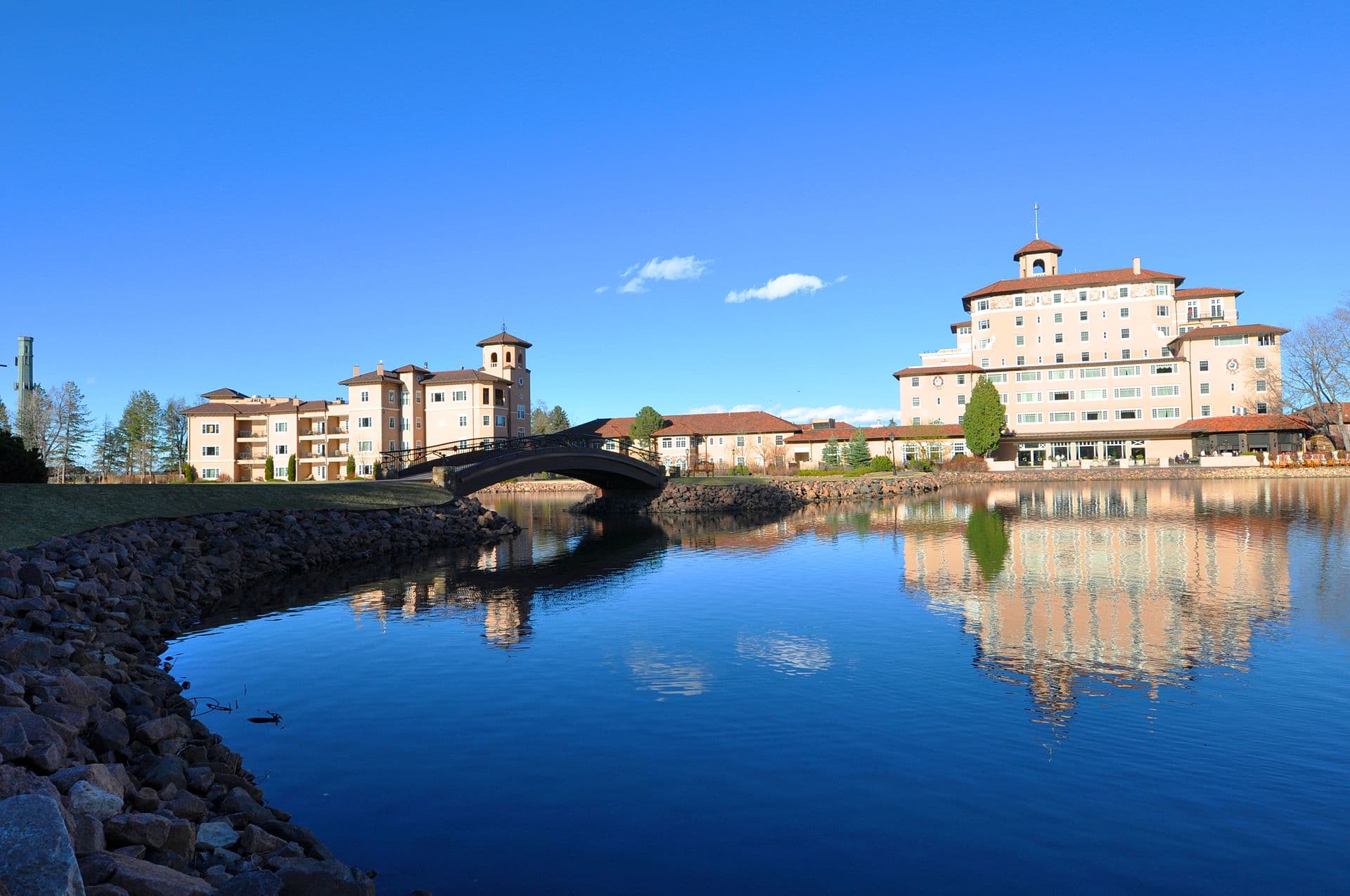 The Broadmoor (via Wikimedia Commons, CC BY-SA 3.0)