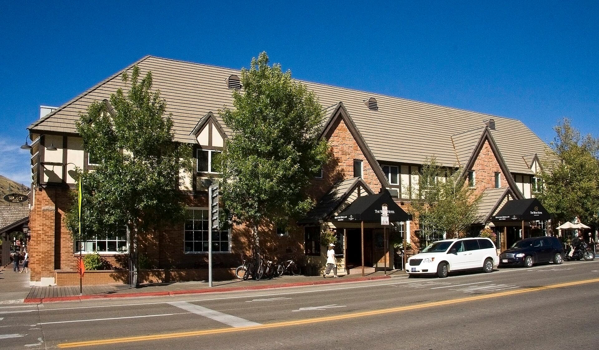 The Wort Hotel (via Wikimedia Commons, CC BY-SA 4.0)