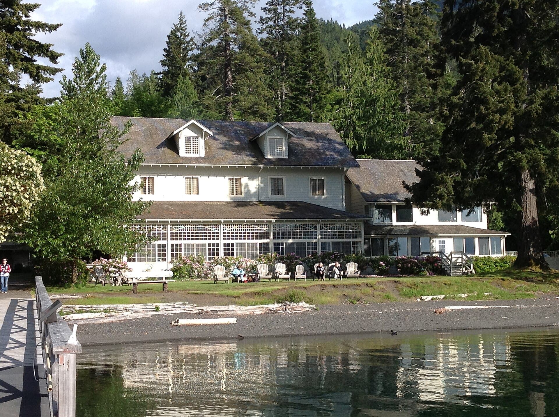 Lake Crescent Lodge (via Wikimedia Commons, CC BY-SA 3.0)