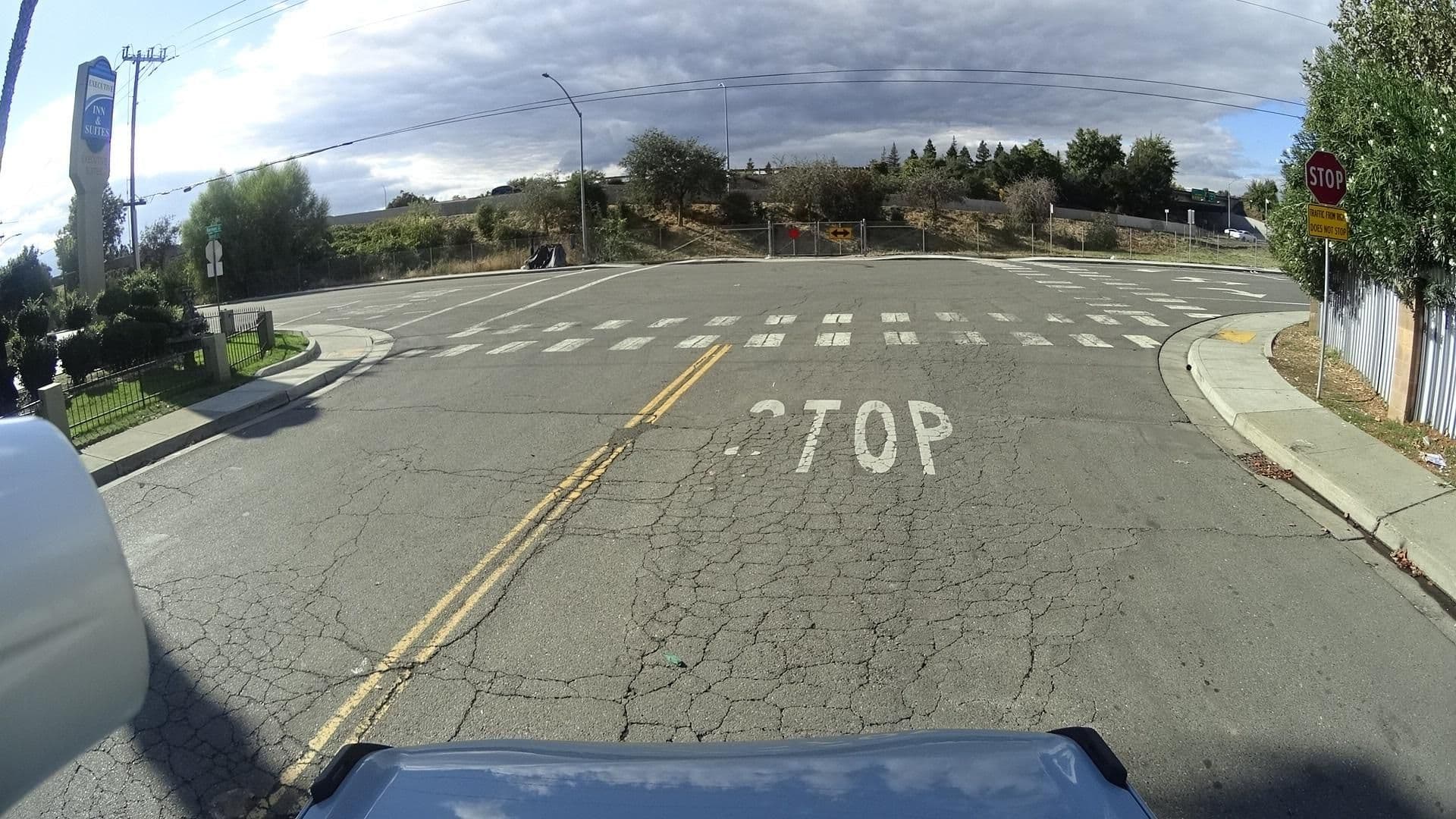Street view near Executive Inn and Suites Sacramento, Sacramento — © marker_geo (CC BY-SA · Mapillary)