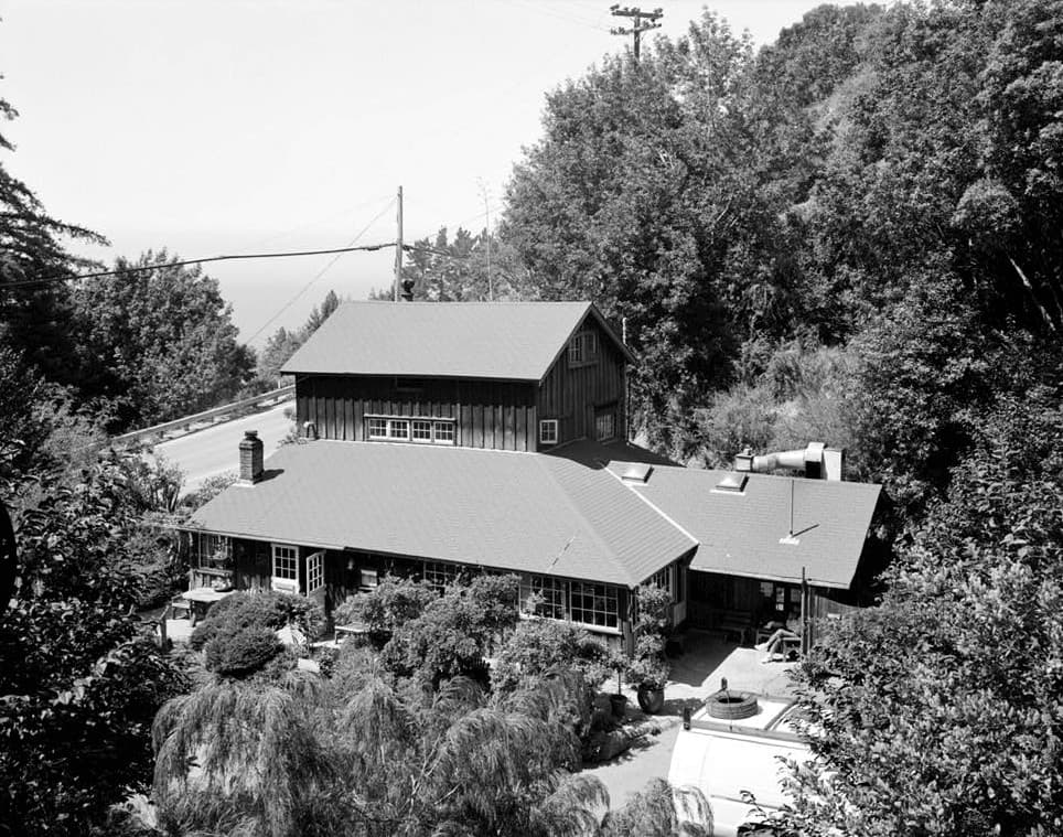 Deetjen's Big Sur Inn (via Wikimedia Commons, Public domain)