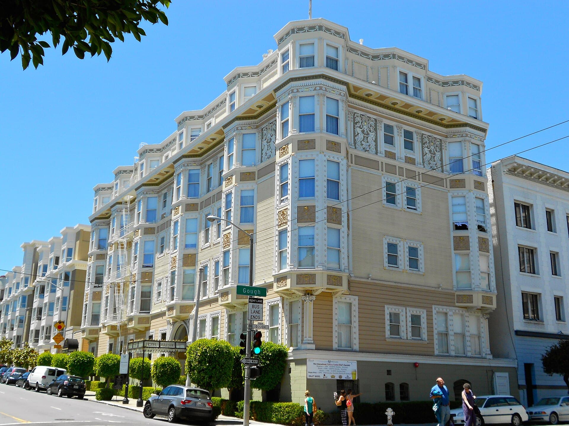Hotel Majestic (via Wikimedia Commons, CC0)