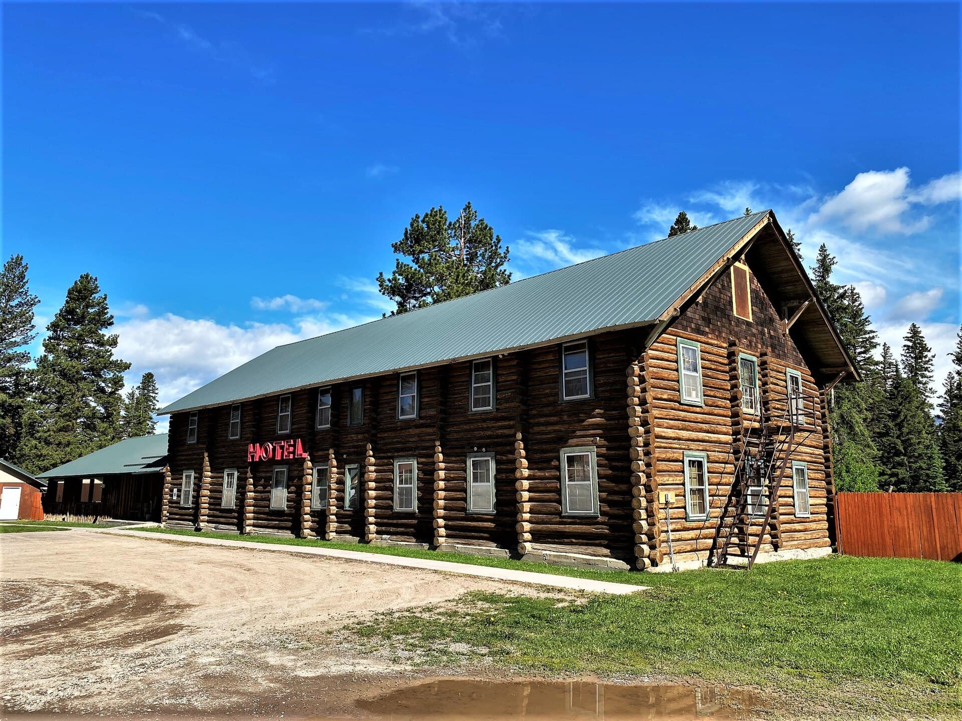 Lincoln Log Hotel (via Wikimedia Commons, CC BY-SA 4.0)