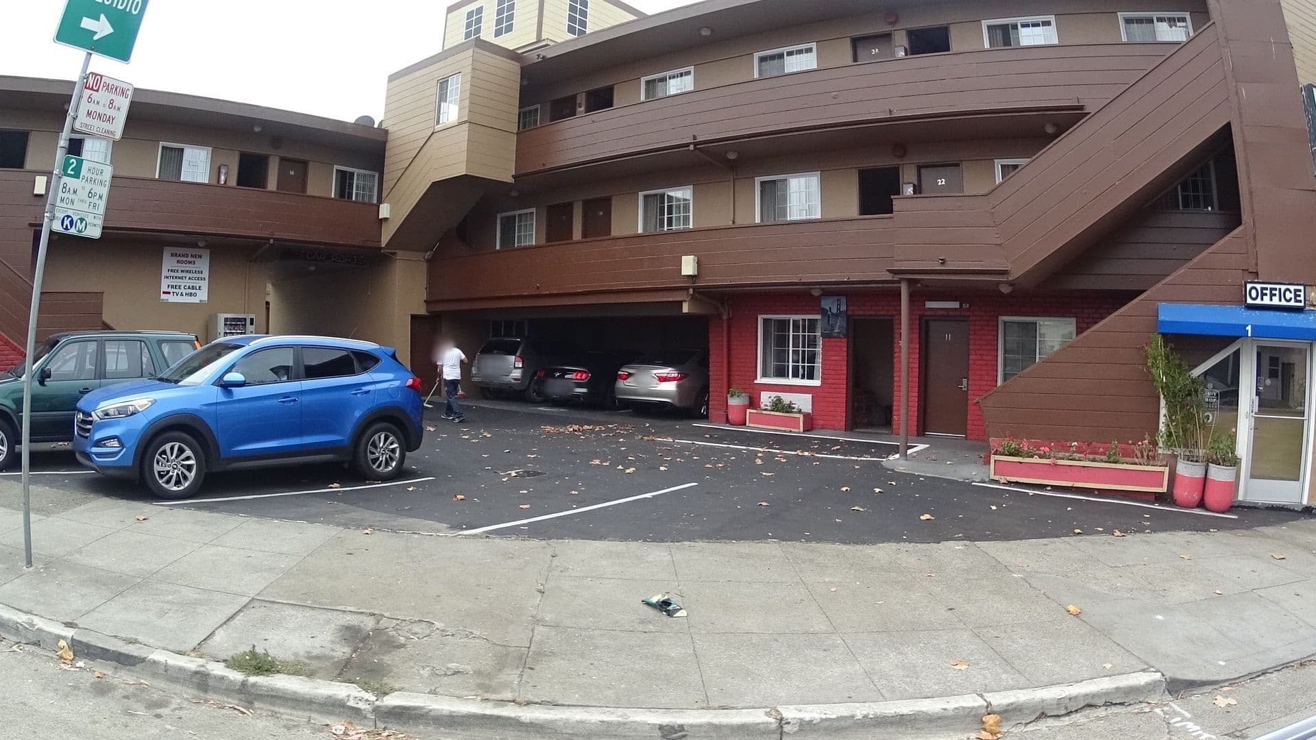 Street view near Economy Inn, Chinatown