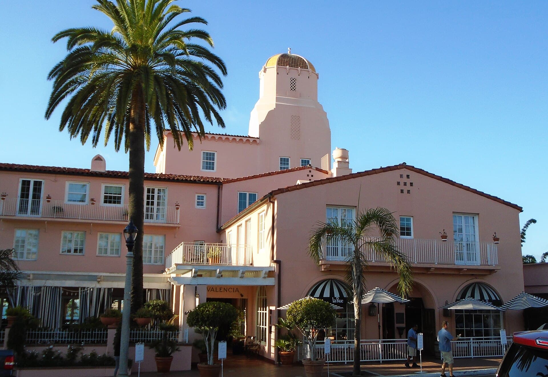 La Valencia Hotel (via Wikimedia Commons, CC BY-SA 4.0)