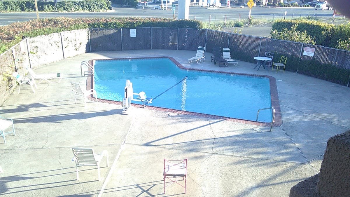 California Inn, Motel in August