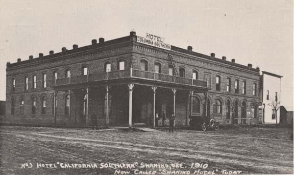 Shaniko Hotel (via Wikimedia Commons, Public domain)
