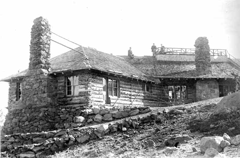Cloud Cap Inn (via Wikimedia Commons, Public domain)