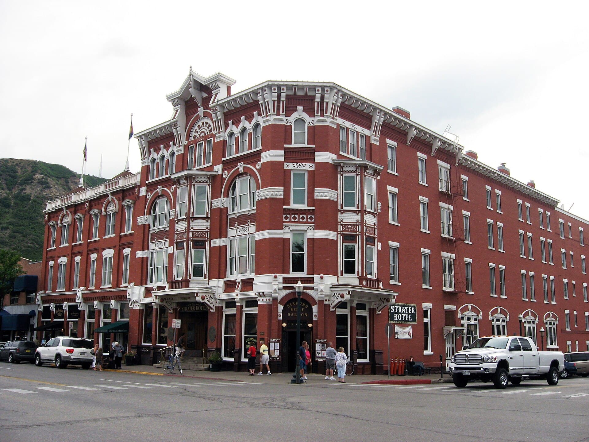 Strater Hotel (via Wikimedia Commons, CC BY-SA 2.0)