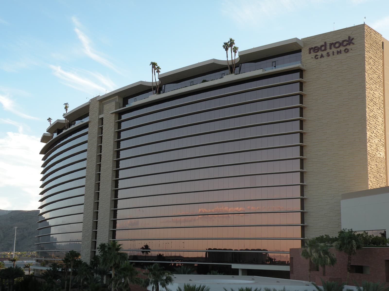 Red Rock Resort (via Wikimedia Commons, CC BY-SA 2.0)