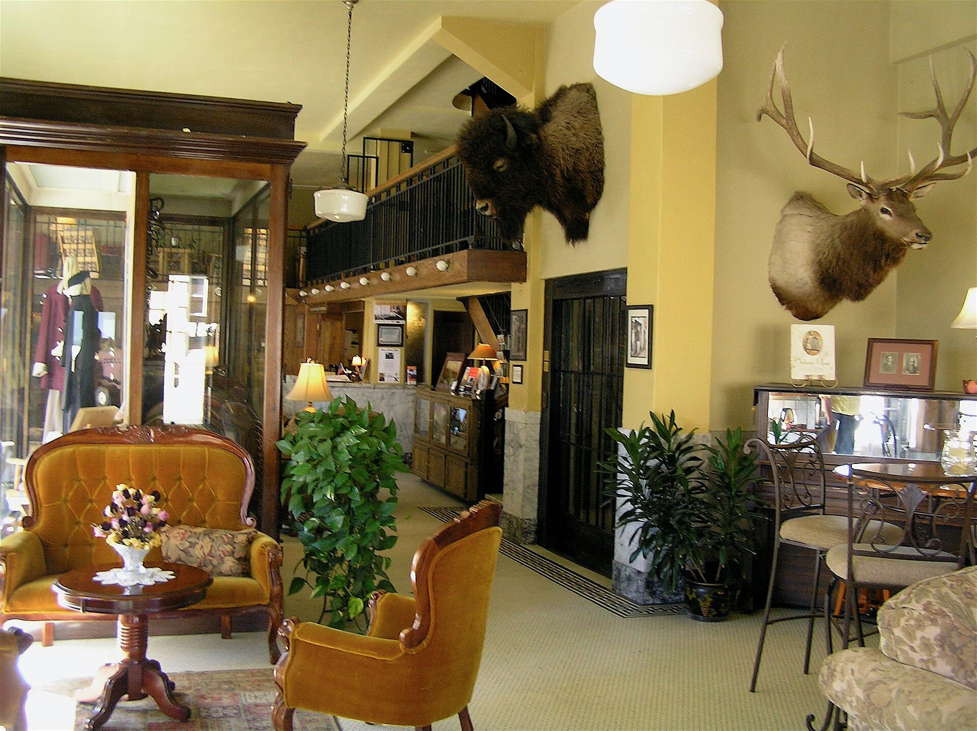 Murray Hotel (via Wikimedia Commons, CC BY-SA 3.0)