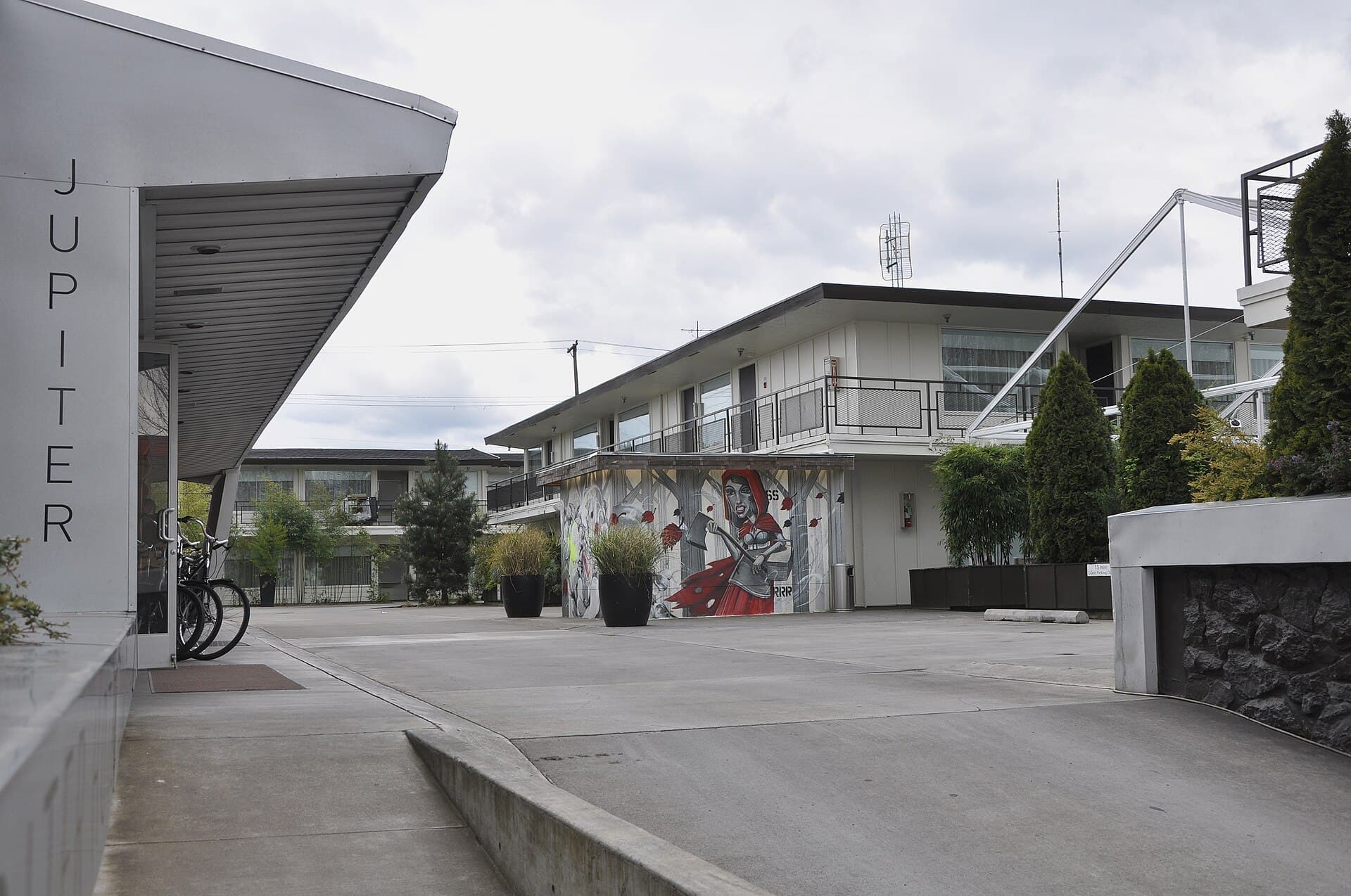 Jupiter Hotel (via Wikimedia Commons, CC BY-SA 3.0)