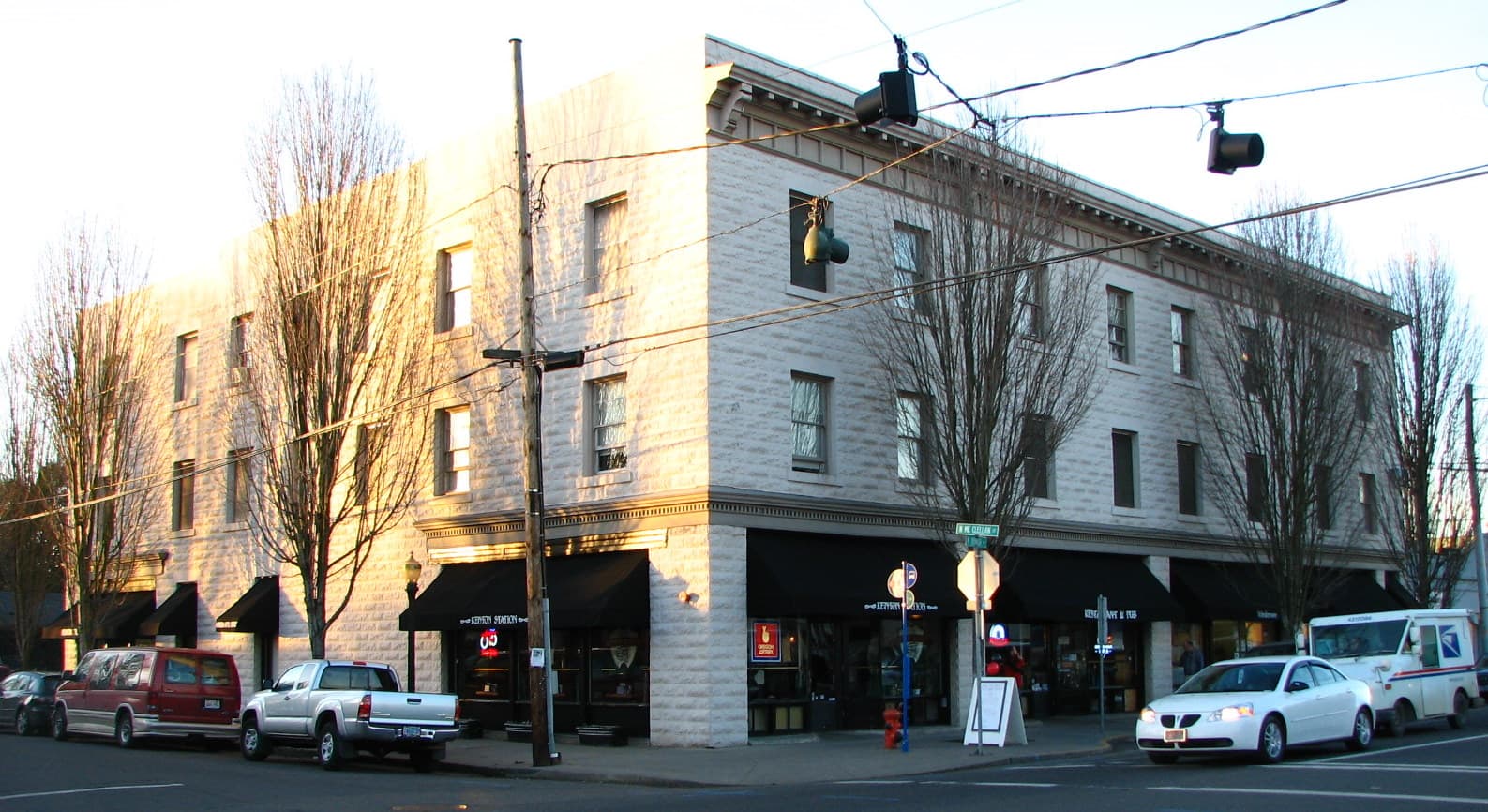 Kenton Hotel (via Wikimedia Commons, CC BY-SA 3.0)