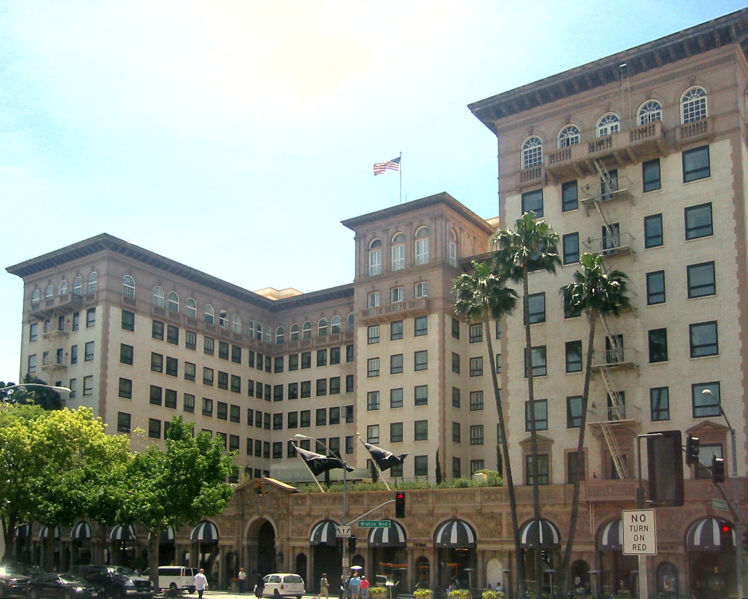 Beverly Wilshire (via Wikimedia Commons, Public domain)