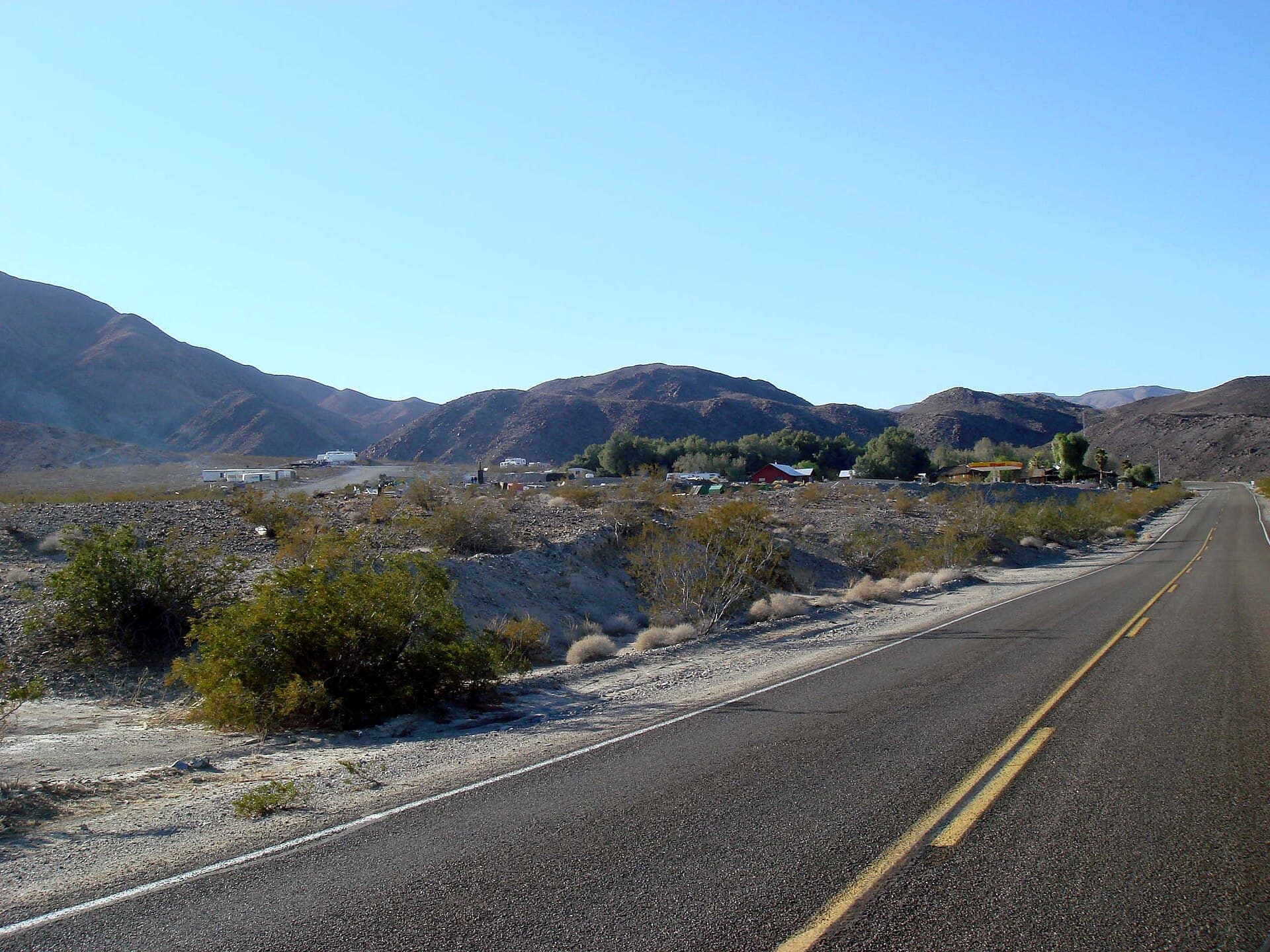 Panamint Springs Resort Camping & RV (via Wikimedia Commons, CC BY-SA 2.5)