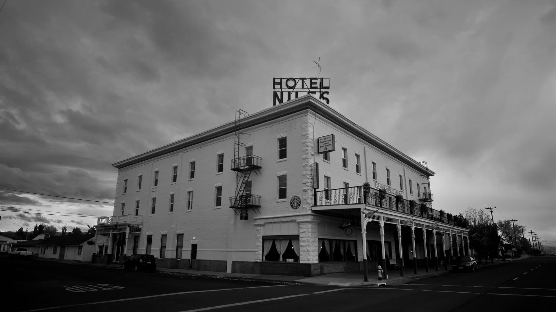 Niles Hotel (via Wikimedia Commons, CC BY 2.0)