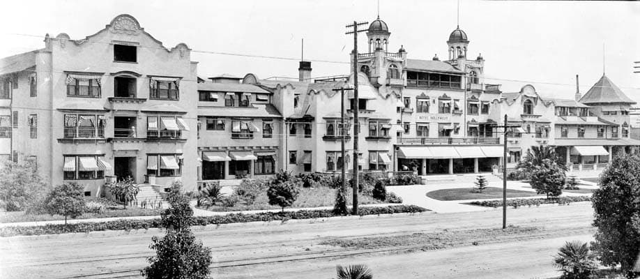 Hollywood Orchid Suites (via Wikimedia Commons, Public domain)