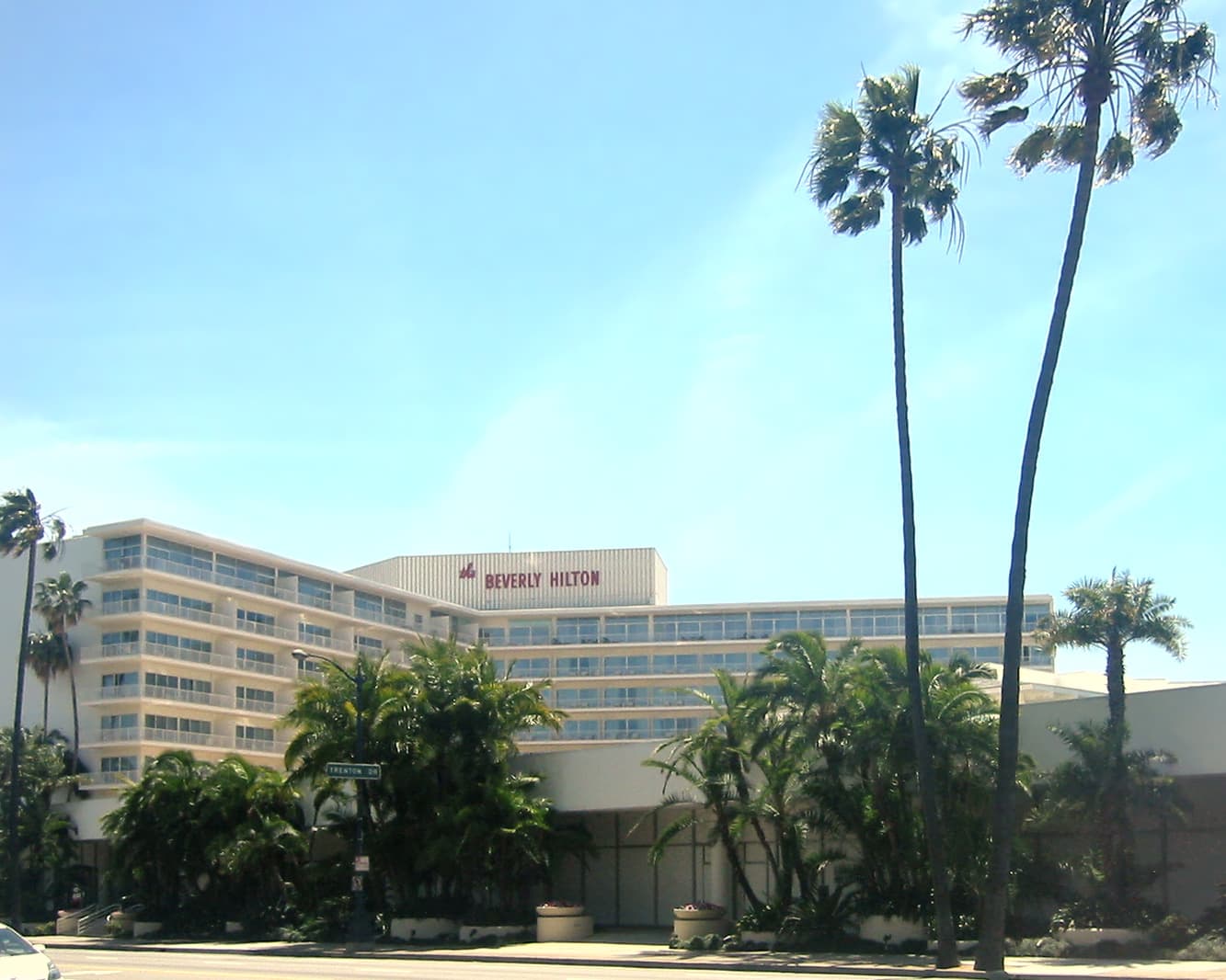 The Beverly Hilton (via Wikimedia Commons, Public domain)