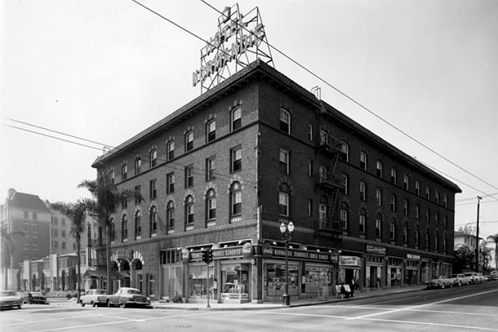 Hotel Normandie (via Wikimedia Commons, CC BY-SA 4.0)