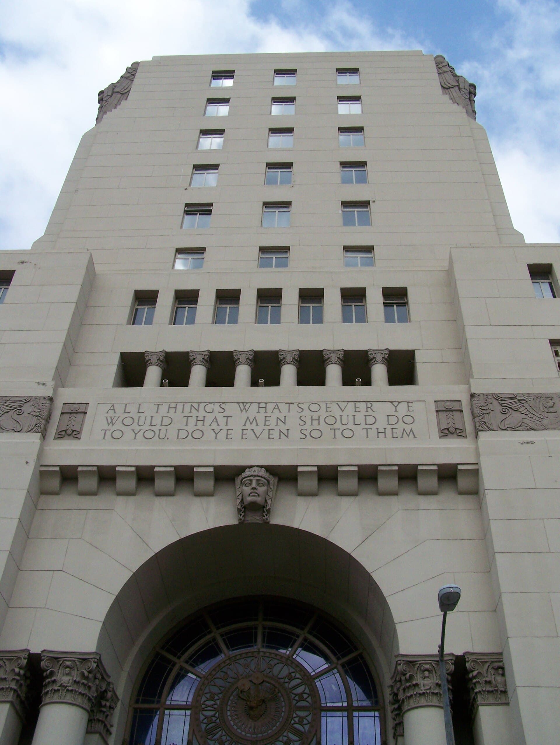 Park Plaza Hotel (via Wikimedia Commons, CC BY 3.0)