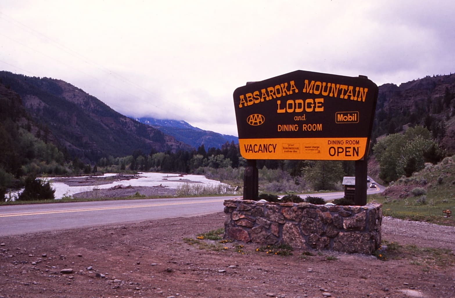 Absaroka Mountain Lodge (via Wikimedia Commons, CC BY 2.0)