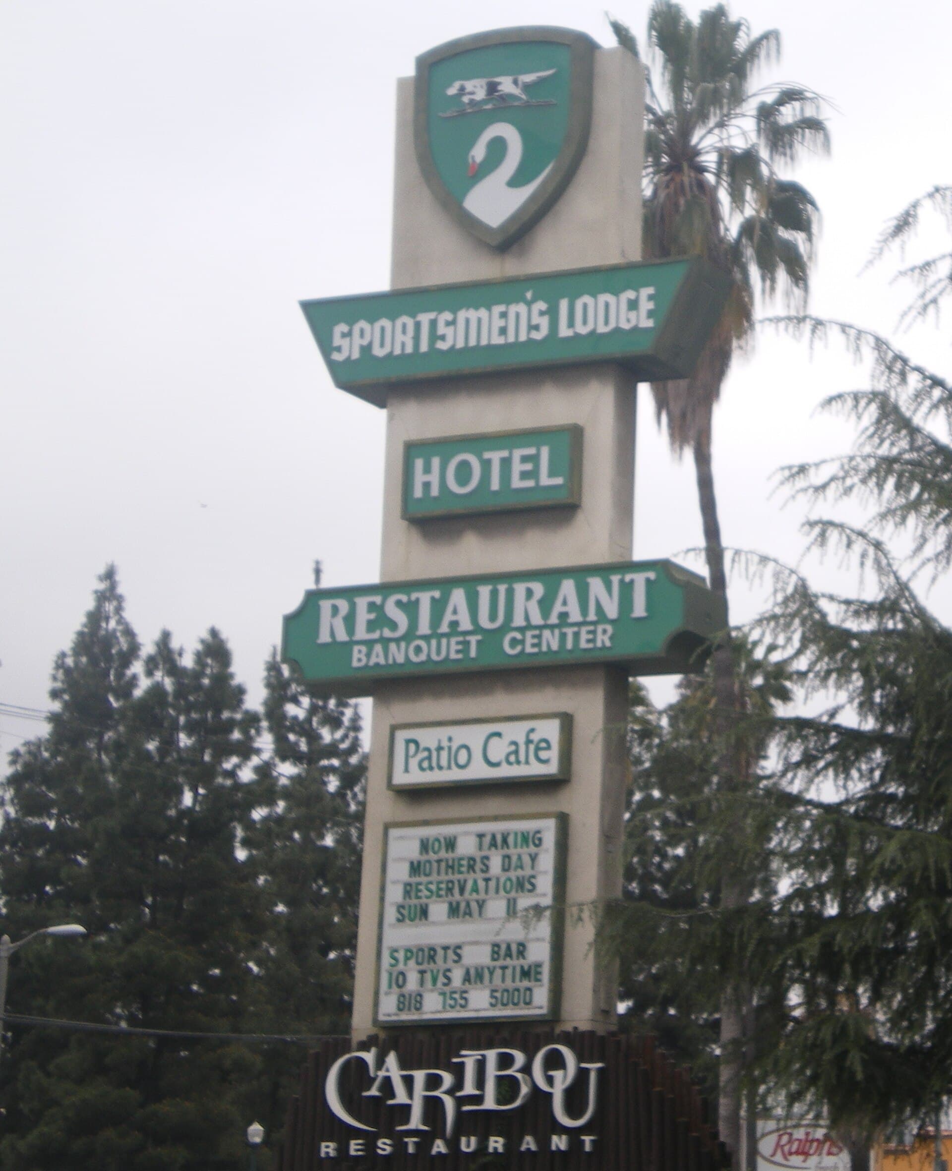 Sportsmen's Lodge (via Wikimedia Commons, CC BY-SA 3.0)