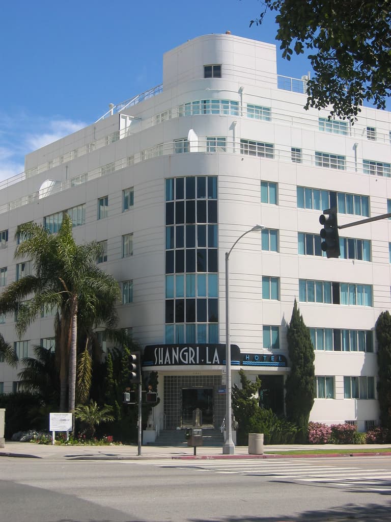 Hotel Shangri-La (via Wikimedia Commons, CC BY 2.0)