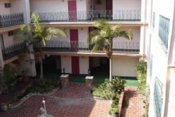 Royal Century Hotel, Motel in Lennox