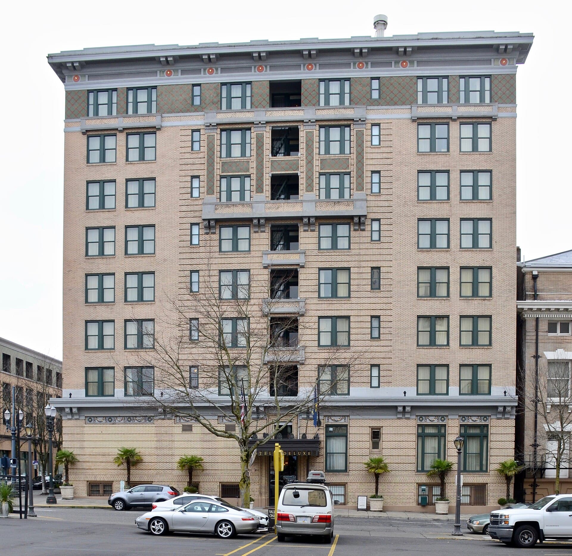 Hotel deLuxe (via Wikimedia Commons, CC BY-SA 4.0)