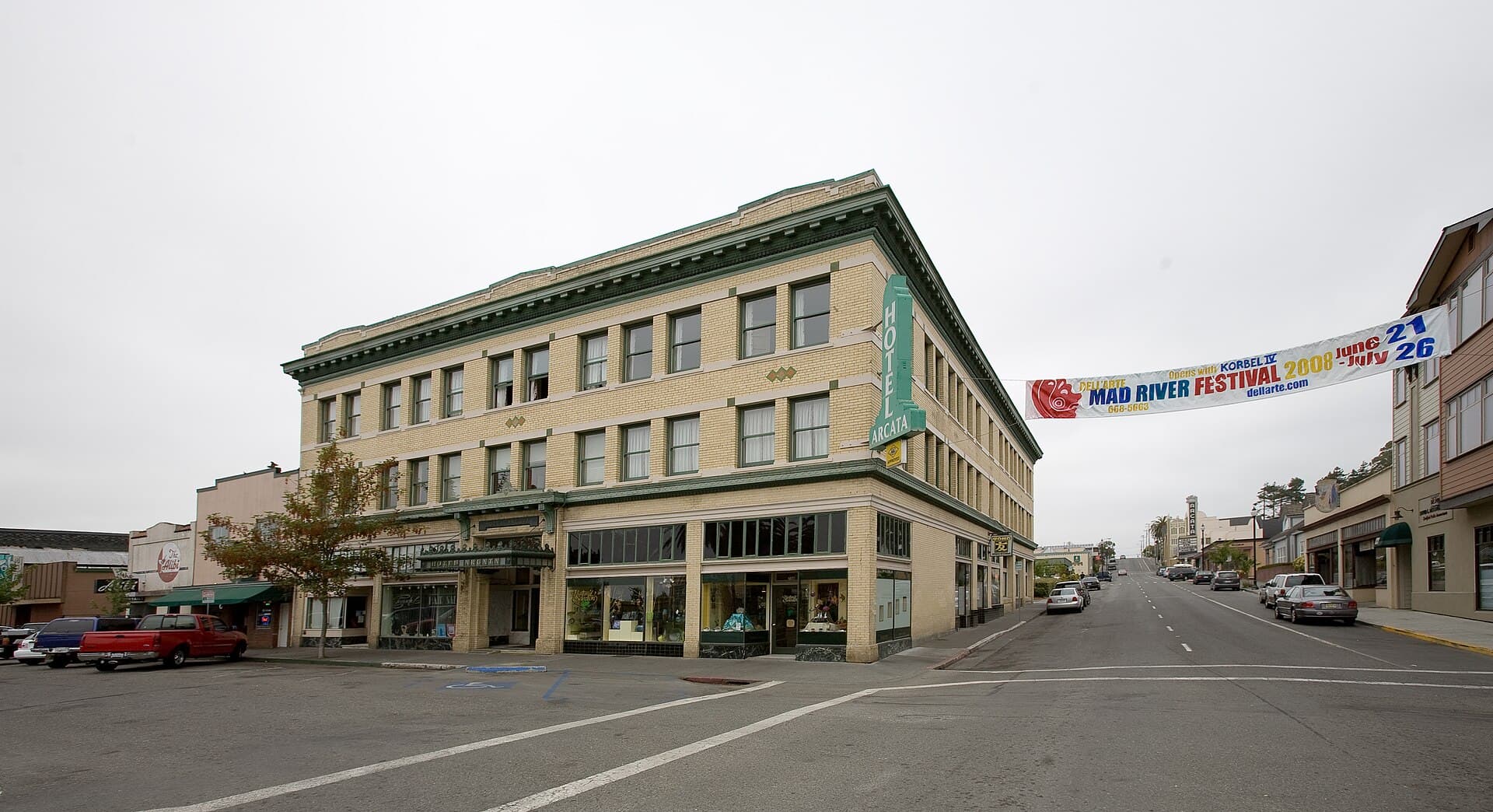 Hotel Arcata (via Wikimedia Commons, CC BY-SA 3.0)