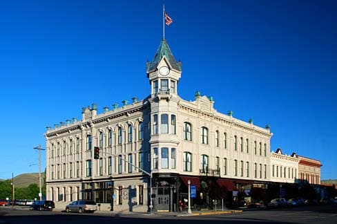 Geiser Grand Hotel (via Wikimedia Commons, Attribution)