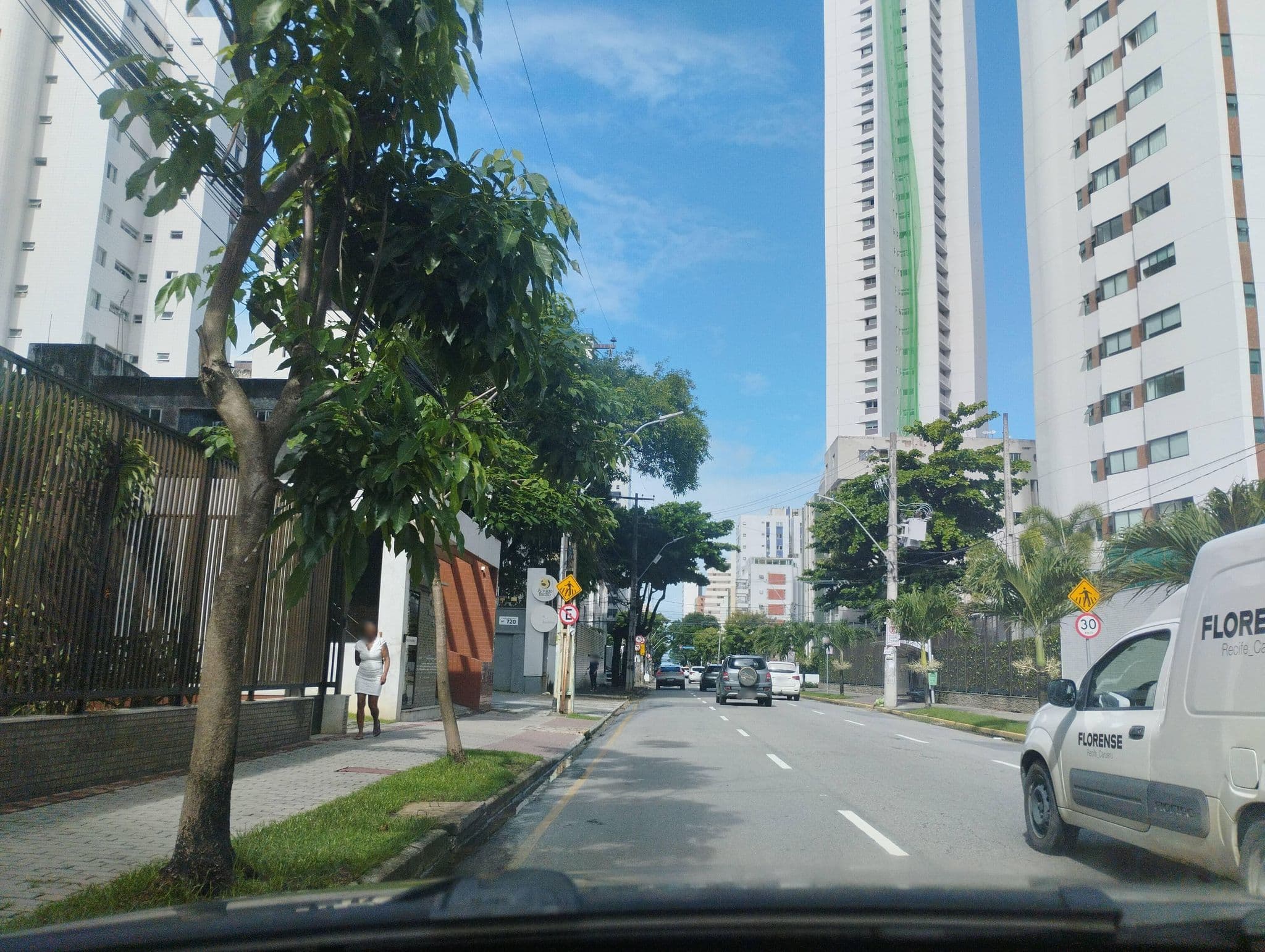 Street view near Edifício Melita Mendonça, Recife — © raphaelmirc (CC BY-SA · Mapillary)
