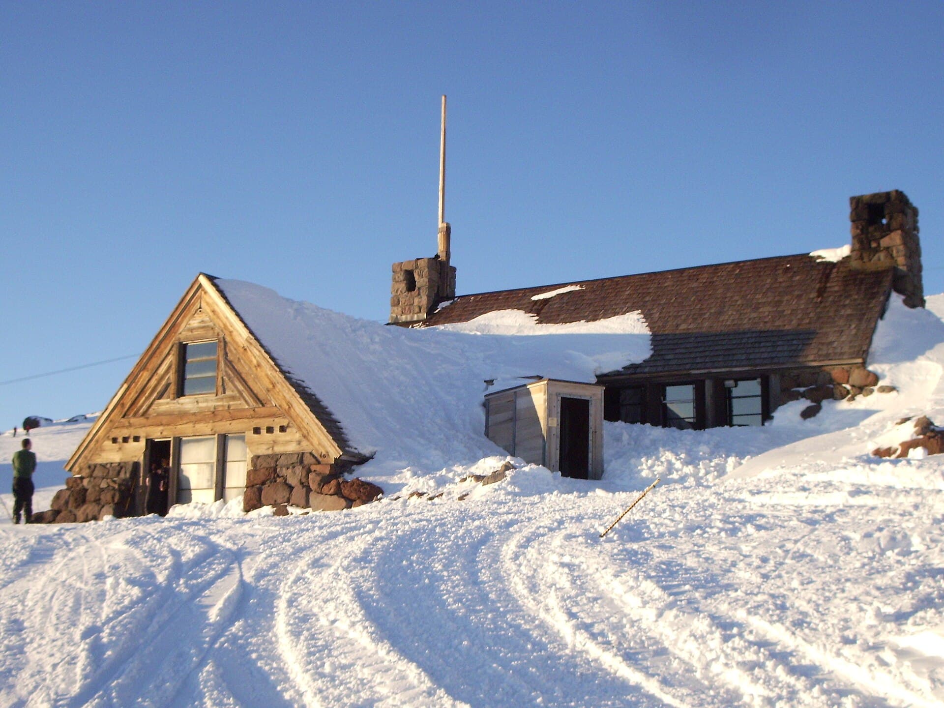 Silcox Hut (via Wikimedia Commons, CC BY-SA 3.0)
