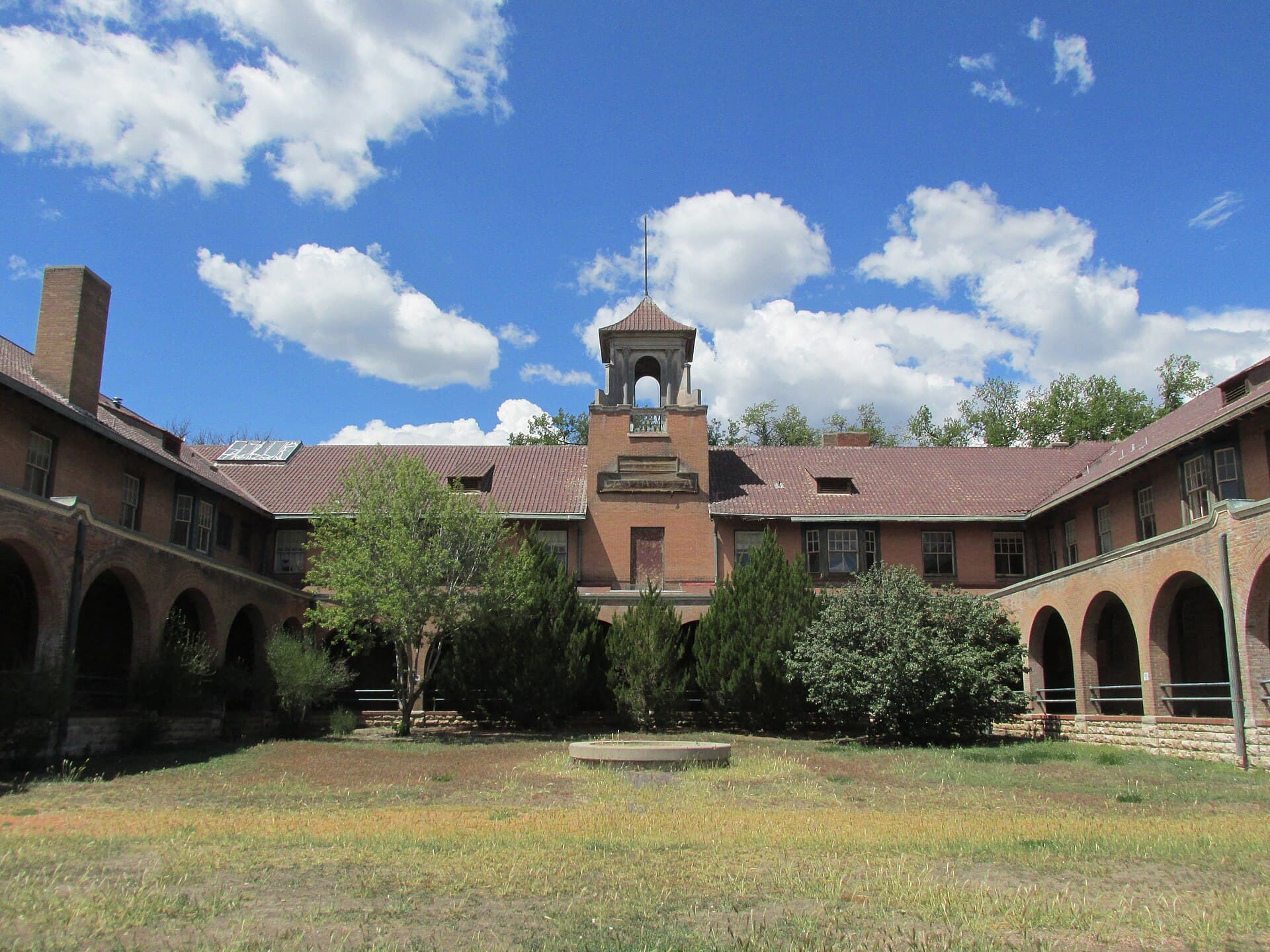 Castañeda Hotel (via Wikimedia Commons, CC BY-SA 3.0)