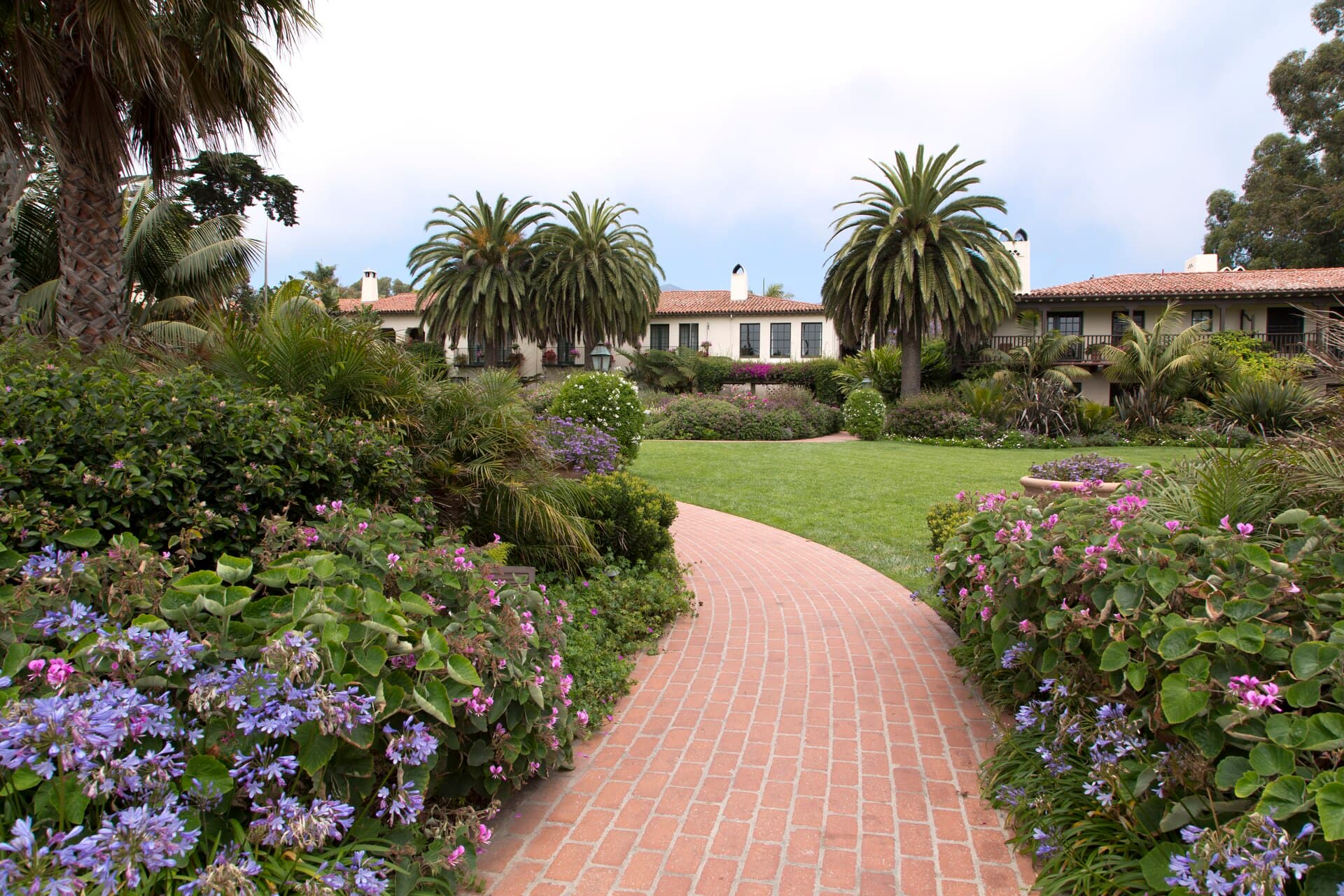 Four Seasons Resort: The Biltmore Santa Barbara (via Wikimedia Commons, Public domain)