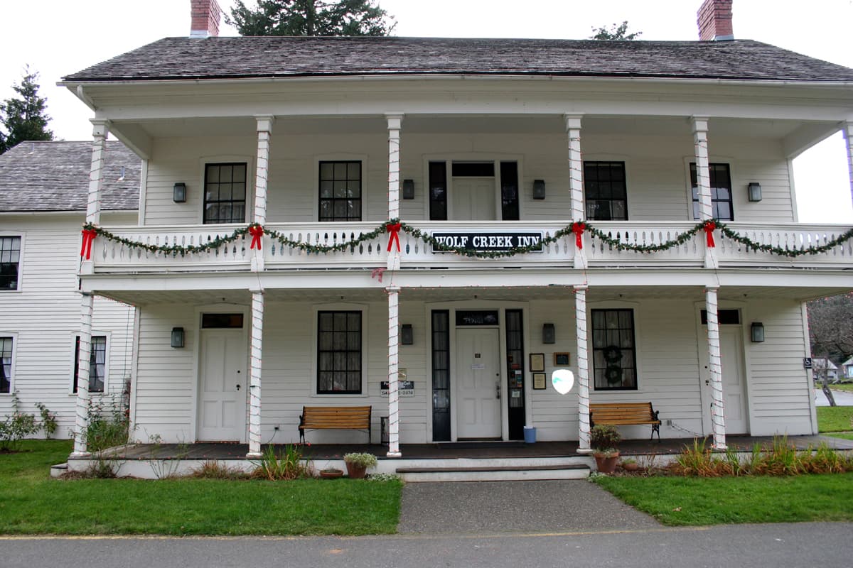 Wolf Creek Inn (via Wikimedia Commons, CC BY-SA 3.0)