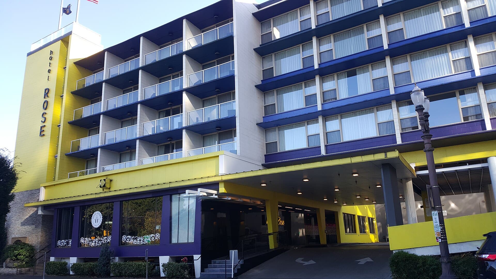 Hotel Rose (via Wikimedia Commons, CC BY-SA 4.0)