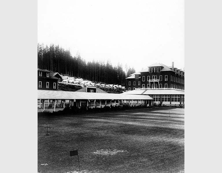 Sol Duc Hot Springs Resort (via Wikimedia Commons, Public domain)