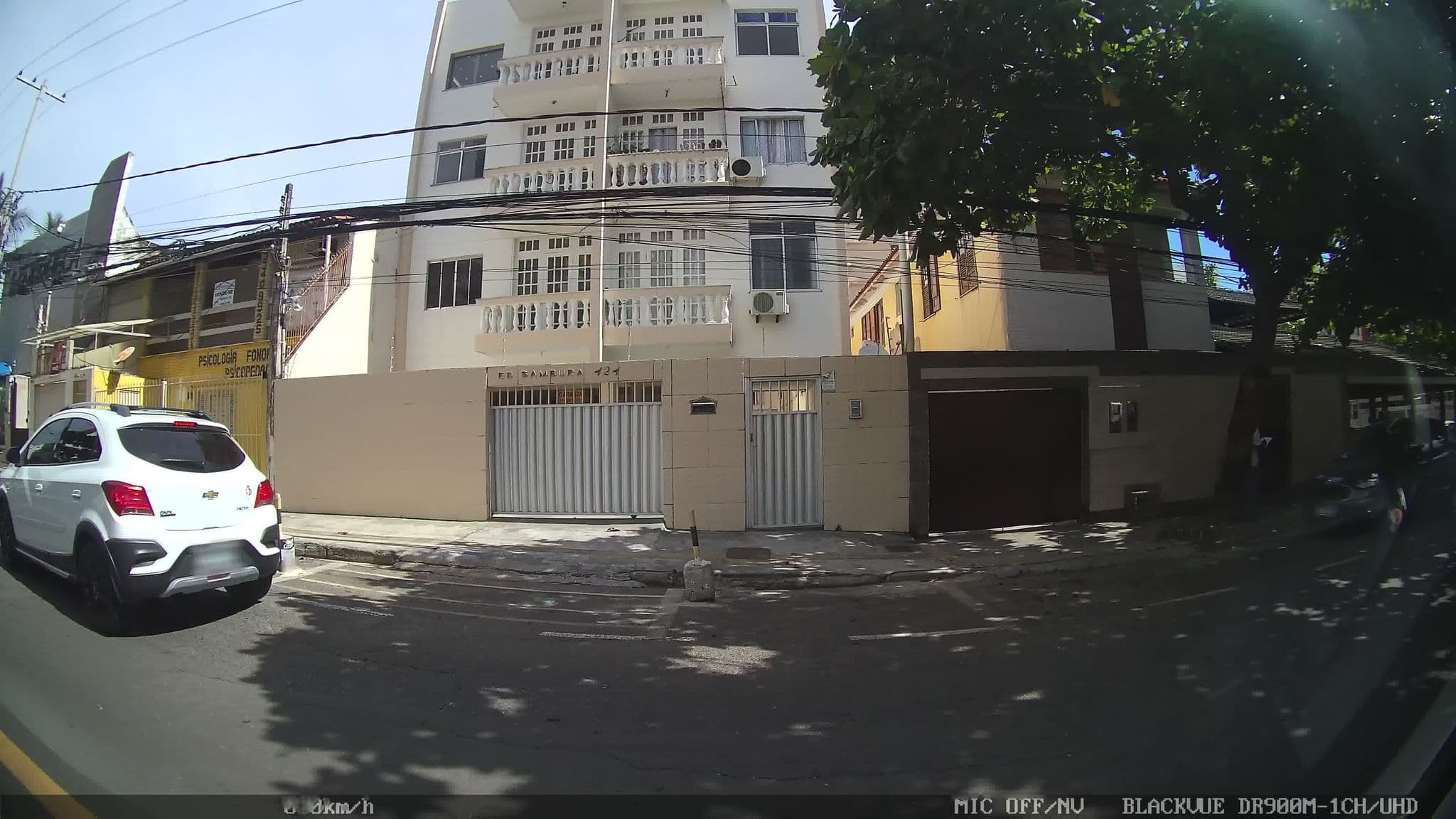 Street view near Edifício Sambura, Salvador