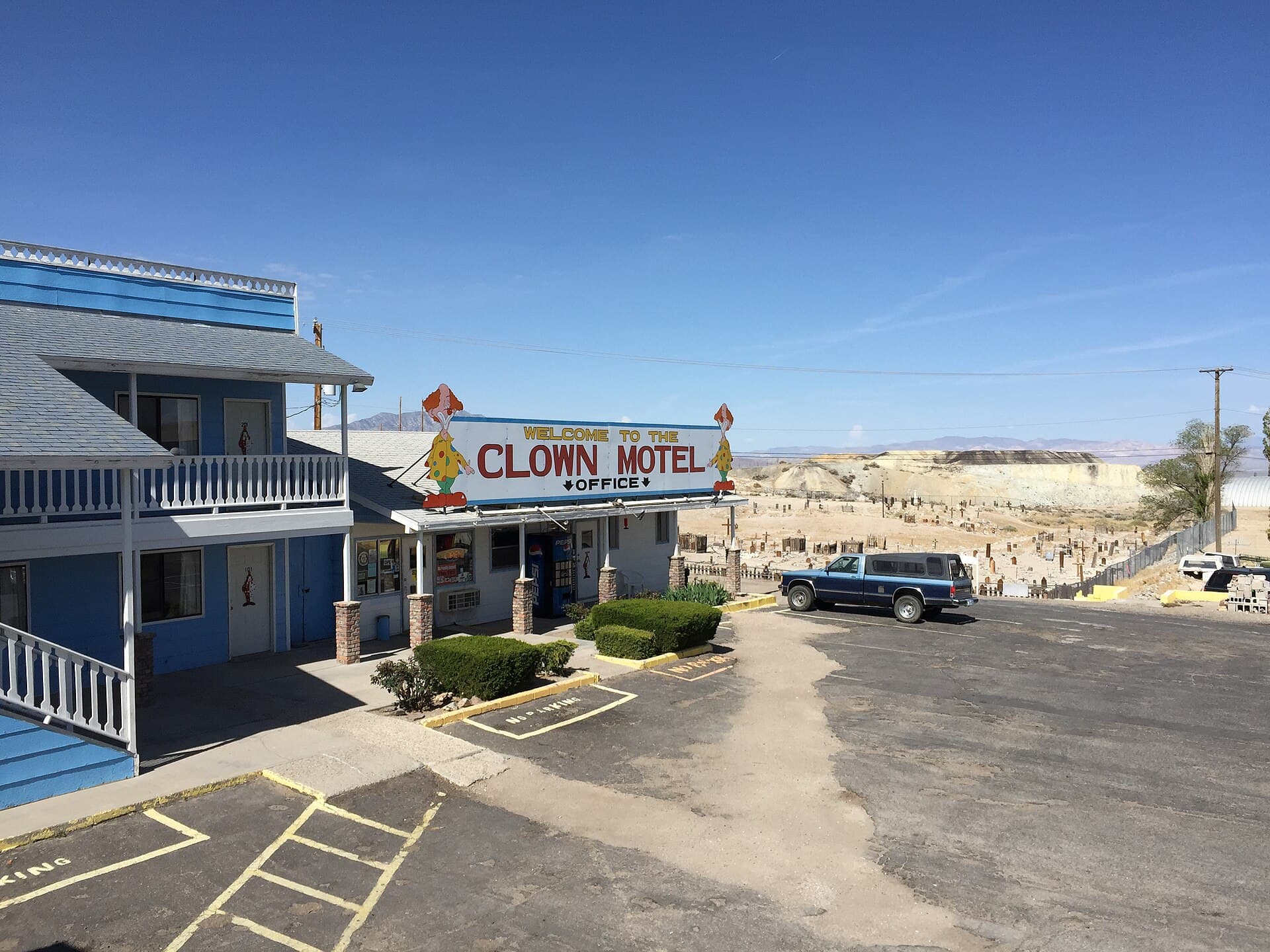 Clown Motel Tonopah (via Wikimedia Commons, CC BY-SA 4.0)