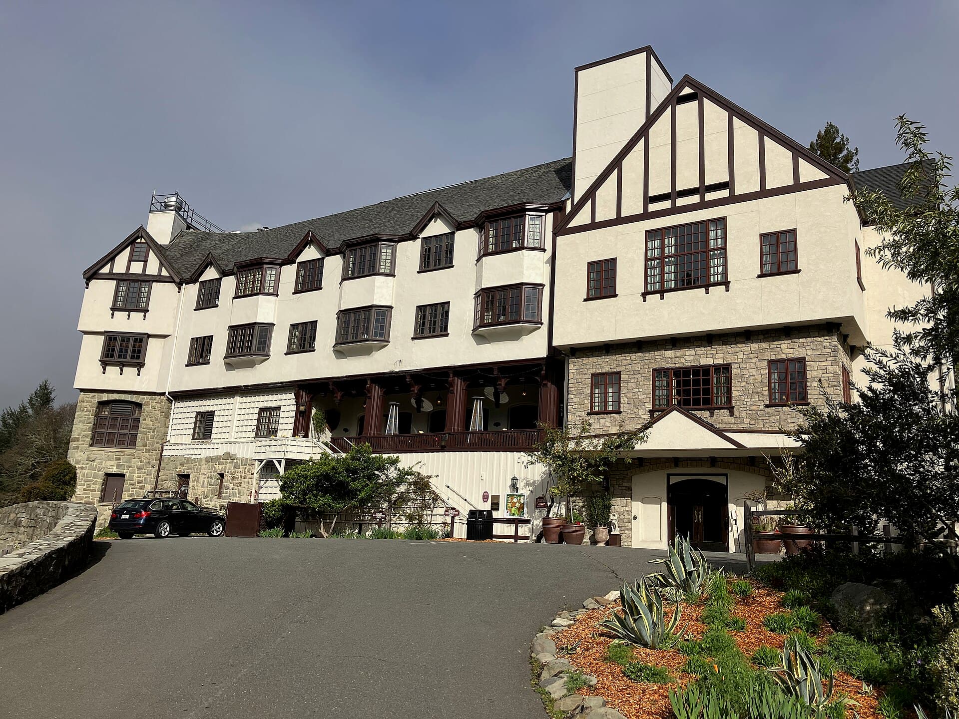 Benbow Historic Inn (via Wikimedia Commons, CC BY-SA 4.0)