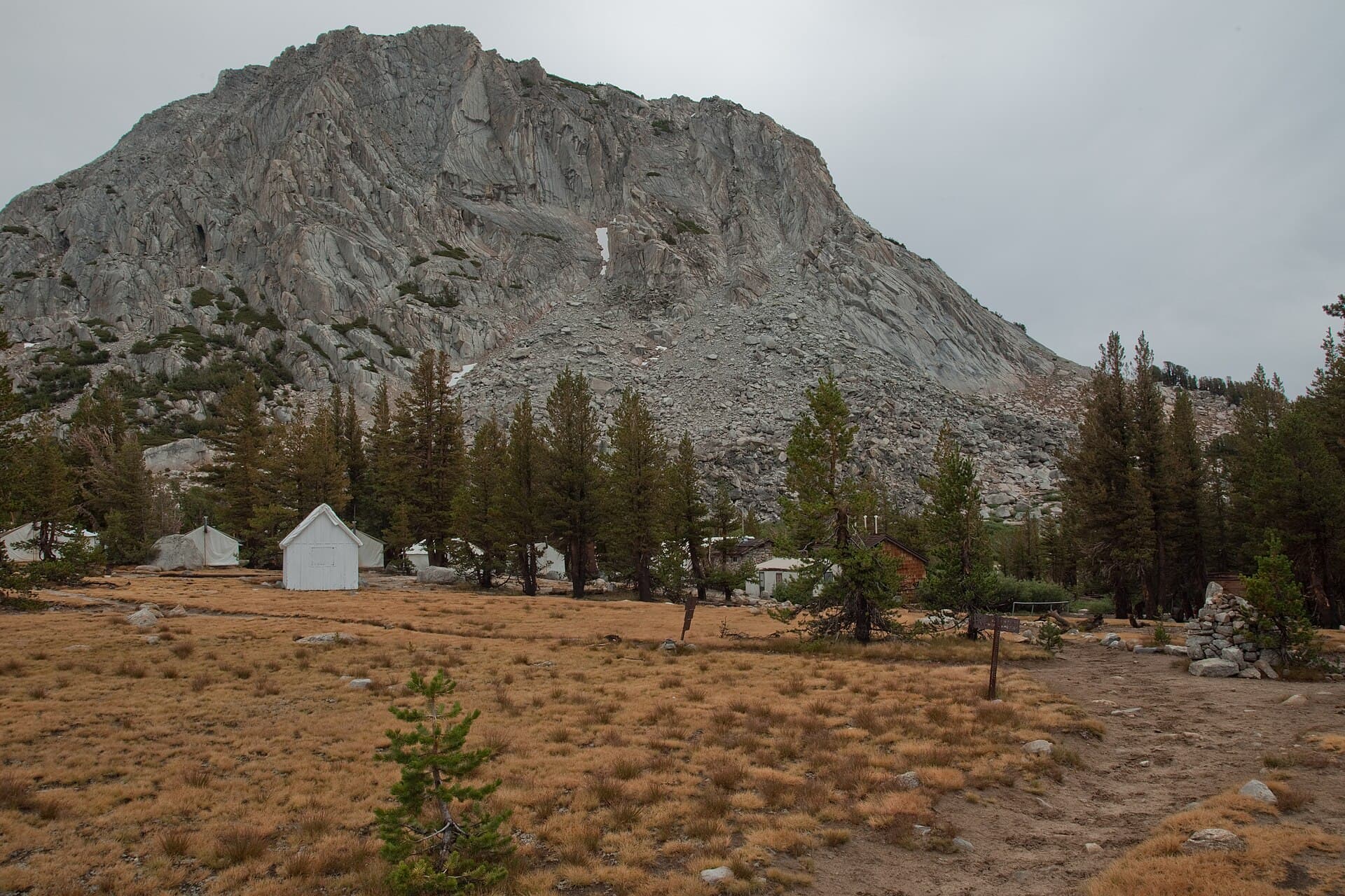 Vogelsang High Sierra Camp (via Wikimedia Commons, CC BY 3.0)