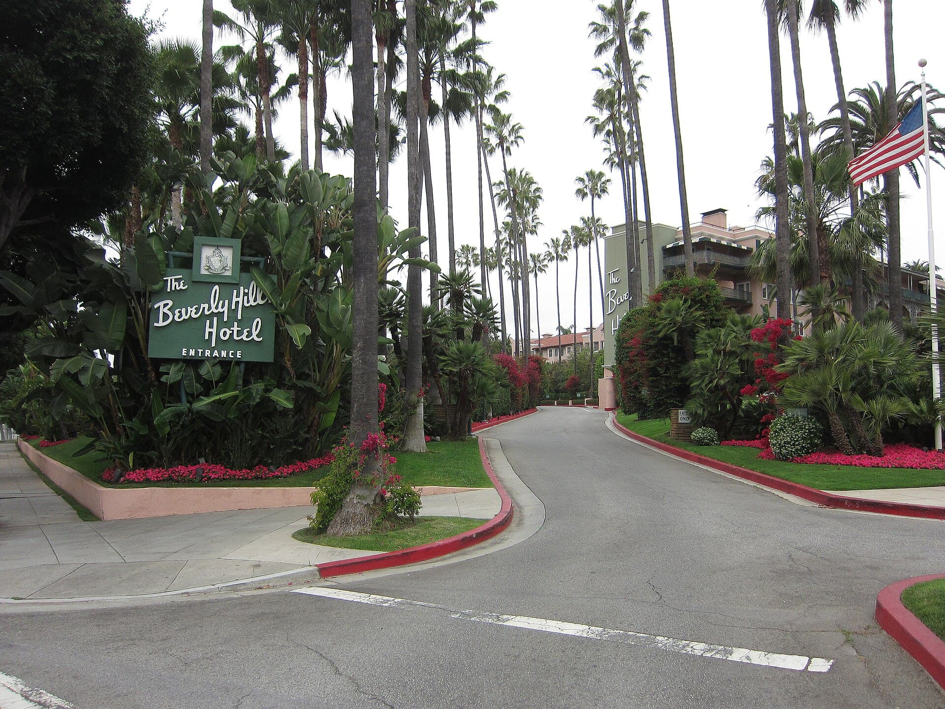 The Beverly Hills Hotel (via Wikimedia Commons, CC BY 2.0)