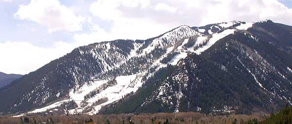 Mountain Chalet Aspen (via Wikimedia Commons, CC BY-SA 3.0)